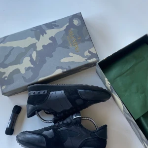 Valentino Rock Runner - Svarta Valentino Rockrunners I 43. Riktigt snygga till våren. Lite slitna där fram men annars i toppskick! Hör av dig för fler frågor💯🤙