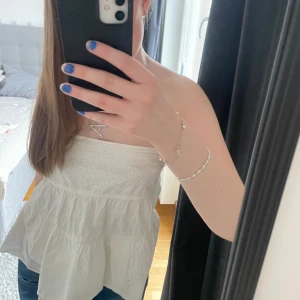 Kjol topp - Hej, säljer denna kjol som jag brukar använda som topp då den tyvärr är för liten på mig att använda som kjol! Den är jättefin och perfekt till sommaren💕 Nyskick! Köpte den för 500💕