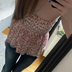 Säljer denna kjol som man även kan använda som topp💓 Den är jättefin men den är tyvärr för liten för mig! Perfekt nu till sommaren!