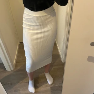 Vit långkjol  - Super fin kjol ifrån Zara💞 Säljer då den tyvärr inte kommit till användning! Super fin och perfekt nu till sommaren💞  Skriv privat vid frågor eller funderingar😊