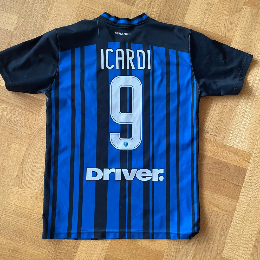 Säljer en Inter Milan tröja med Icardi på ryggen,  Unbranded storlek xs passar till s.  . T-shirts.