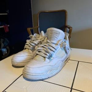 Jordan 4 - Jordan 4 pure money i storlek 43, cond 7/10. Finns lite små skavanker därav priset och att kvitto nt finns. Först t kvarn. Fler bilder finns vid intresse
