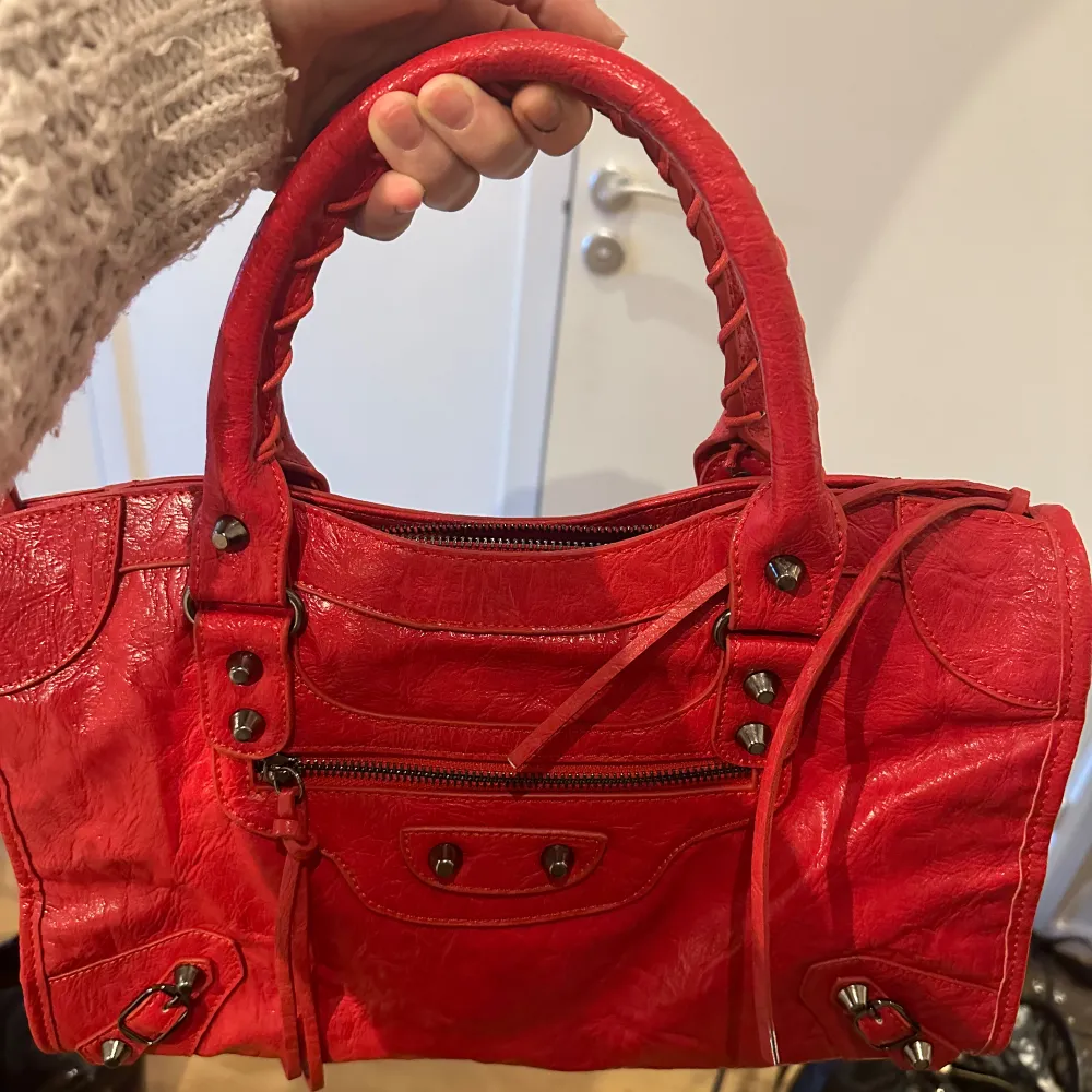 Balenciaga liknande väska i en häftig röd färg. Väskan är ganska rymlig så kan vara typ en skolväska. Använder tyvärr inte den då färgen inte passar mig. Inte äkta!!. Väskor.