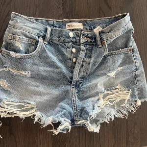 Zara jeans shorts - Jeansshorts från zara. Korta blå. Fina nu till sommaren. Storlek 36 och inga tecken på användning , skriv för fler bilder💗