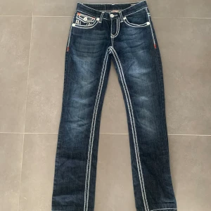 True Religion Jeans - Säljer dessa straight fit True Religion jeans då de var för små för mig. Sparsamt använda och inga defekter.
