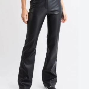 Skinnbyxor - Säljer dessa fina skinnbyxor ifrån madlady i storlek S. Dom är i väldigt bra skick. Säljer då dom är för små för mig därav dem ser tajta ut på bilden men dem är bootcut.  Nypris 600 säljer för 200 kr ❤️