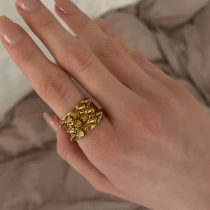 Ring från edblad - Snygg och trendig ring från Edblad! Säljer eftersom den inte kommer till användning längre. Den är använd få gånger, jag skulle säga max 4 därav inga defekter! Ursprungspris 399. Låda medföljer. 