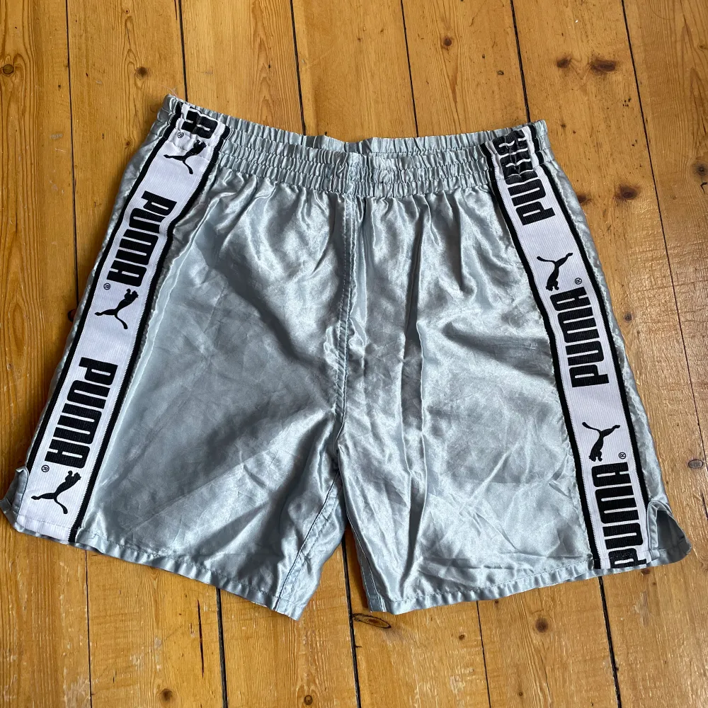 Supersöta silvriga shorts från Puma 🤍Ganska små så passar bäst XS / S 😇. Shorts.