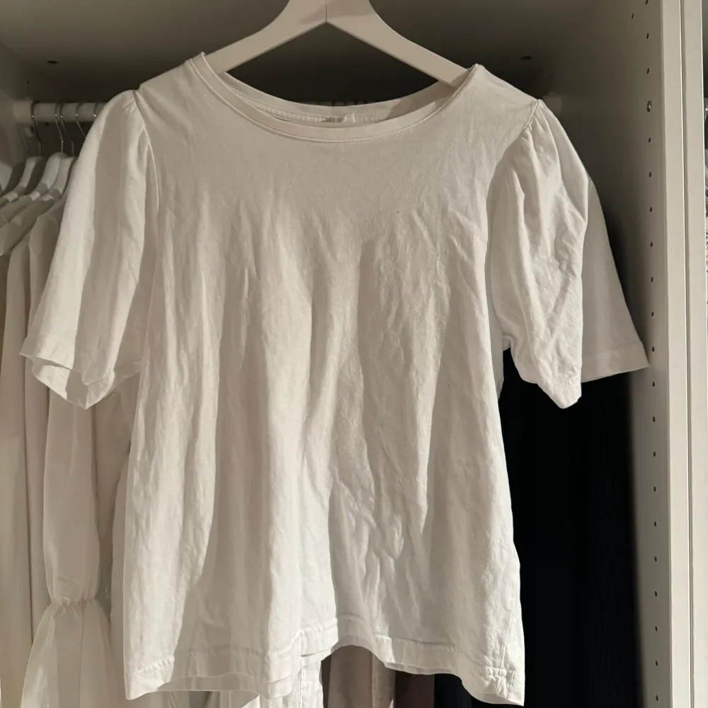 Säljer denna fina vita tröja✨ Aldrig använd✨ Storlek S✨ Skriv för fler bilder🩷. T-shirts.