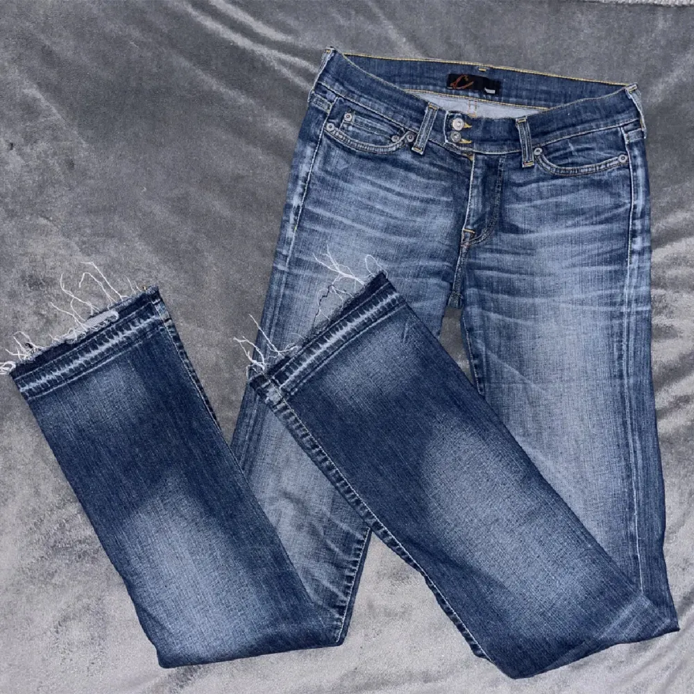 Säljer mina favvojeans då dom tyvärr blivit för små för mig:( Lågmidjade med raka ben, blir lite lätt bootcut när dom sitter på:) flitigt använda men fortfarande tipptopp skick!💙. Jeans & Byxor.