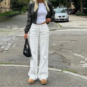 Alobha linnebyxor  - Intressekoll på mina alobha linnebyxor som tyvärr är på gränsen för korta på mig💕 jag är 170 cm med ganska långa ben!