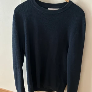 Selected homme tröja - Riktigt snygg och trendig tröja från selected homme. Skick 9/10. Storlek s men passar även M