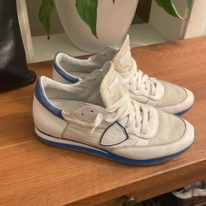 Phillipe model skor - Hej! Jag säljer ett par feta phillipe model skor i storlek 41. Skorna är använda men fortfarande i bra skick därav priset! Vid frågor tveka inte på att höra av dig!