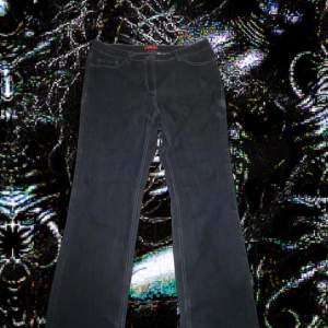 🔥As feta svart baggy jeans med svin fräck stitching🔥 ☄️Skriv om ni vill ha mer information☄️ ‼️Pris kan diskuteras‼️