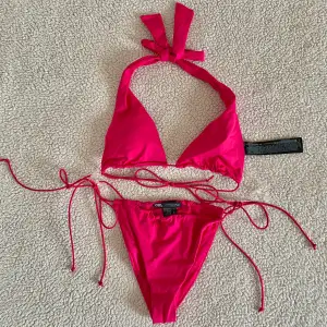 Supersnygg cerisefärgad rosa bikini från ZARA. Aldrig använd, endast provad och tvättad, i nyskick. Storlek S i båda delar.
