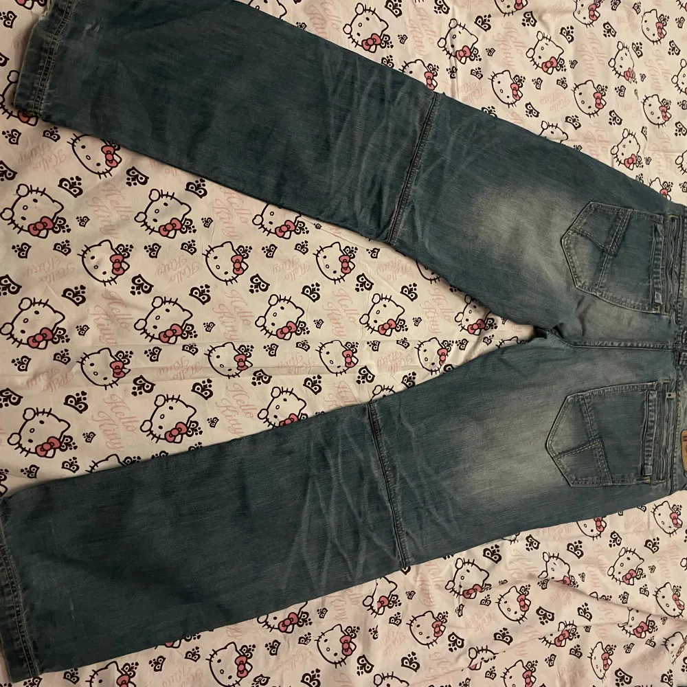 Aldrig använt dom själv men dom är köpt secondhand så dom e lite slitna längst ner. Jeans & Byxor.