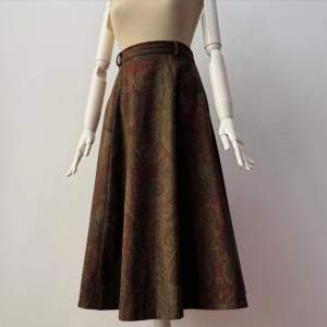 Fin retro kjol. Storlek 38 Midjemått: 34-36cm Längd: 81cm   köpt för 800kr