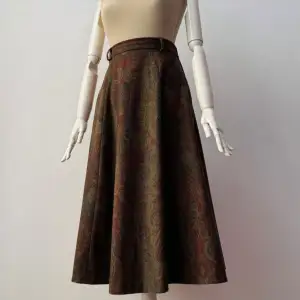 Fin retro kjol. Storlek 38 Midjemått: 34-36cm Längd: 81cm   köpt för 800kr