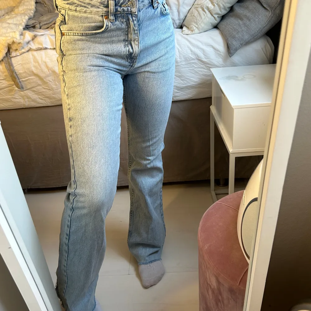 Säljer dessa jeans från Gina modellen heter full lenght flare. Jeans & Byxor.
