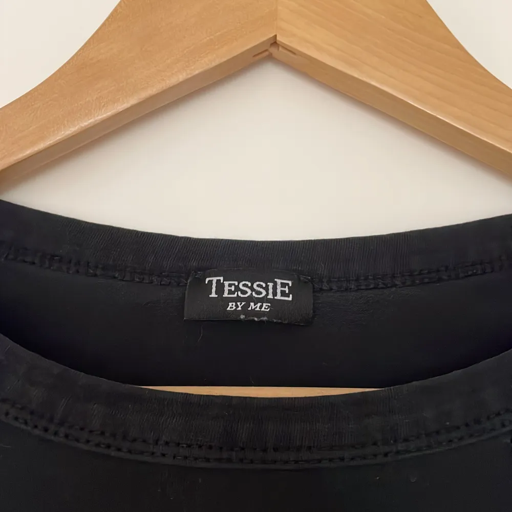 Säljer denna svarta tröjan från Tessie den har gått upp lite i sömnen på baksidan av tröjan . Tröjor & Koftor.