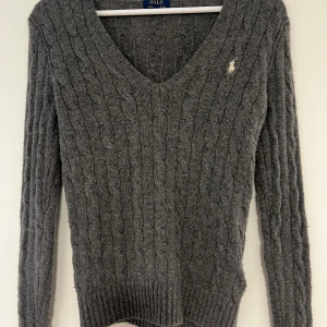 Ralph lauren stickad - Stickad tröja från Ralph lauren. 90% ull och resterade 10% kashmir