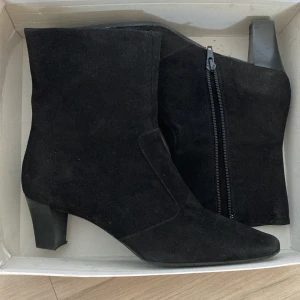 Klack skor - Super snygga svarta läder klack skor med en spetsigare tå. Jag köpte skorna  i Spanien men har inte använt dem så dem är helt nya! perfekta för en ute kväll eller för att styla sin outfit rikigt snyggt!💗 Startbud 300kr