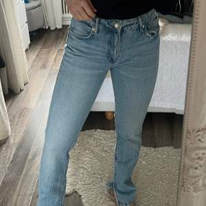 Jeans från zara i en trendig modell med liten bootcut och slits vid fötterna!💙 aldrig använda 