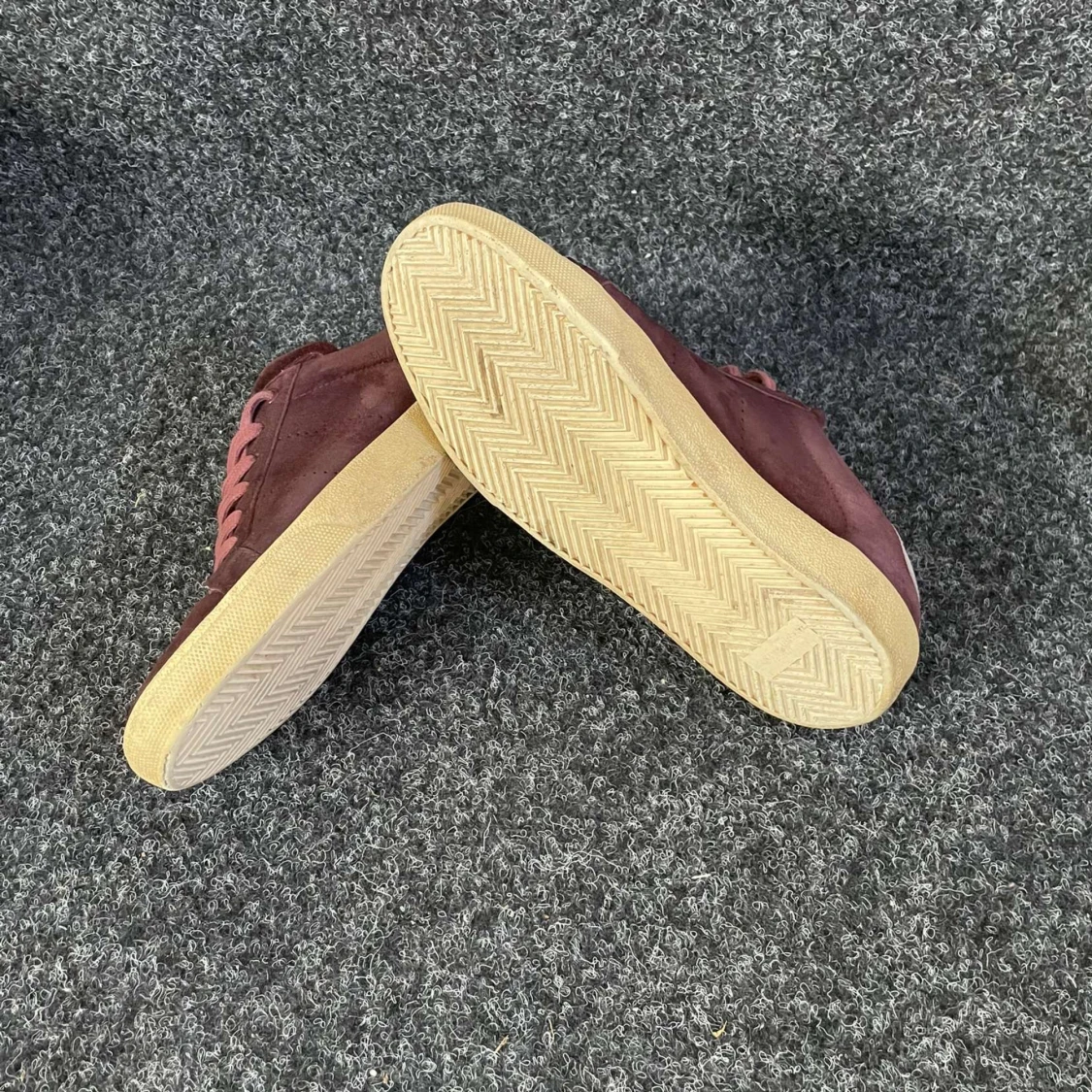 Vinröda Saint Laurent skor.  - 90