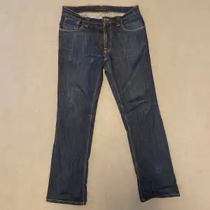Vi säljer nu dessa Nudie jeans i modellen Thinn Finn. Toppskick utan några defekter 10/10. W31 L32 men de är uppsydda så passar W31 L30. Hör av dig vid frågor!
