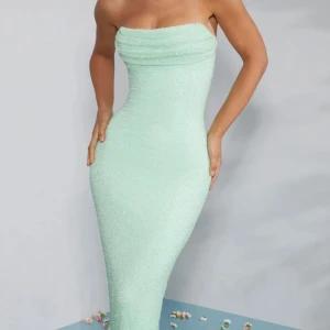 klänning - Klänning från oh polly endast använd 1 gång på ett bröllop, kartongen finns kvar och den passar även xs/s