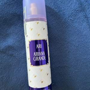 Bodymist från Ariana Grande i doften Ari. Ca 90% kvar i flaskan💞