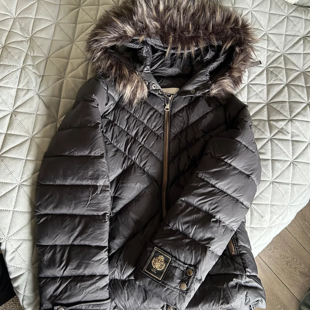 Passa på att köpa vinterjackan redan nu, denna jackan har en stor härlig luva med en stor päls och är väldigt bekväm och varm. Mycket fint skick!. Jackor.