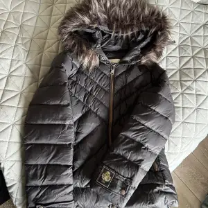 Passa på att köpa vinterjackan redan nu, denna jackan har en stor härlig luva med en stor päls och är väldigt bekväm och varm. Mycket fint skick!