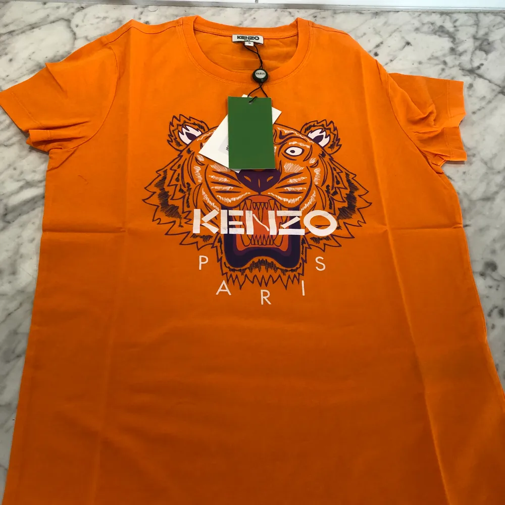 Fina kenzo t shirts passar perfekt för dig till sommaren helt oanvända och som nya flesta storlekar finns ingen bara höra av er vid intresse bättre pris kan justeras efter hur många man köper . T-shirts.