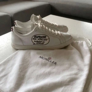 Moncler skor - Tja säljer nu mina moncler skor i nästan oanvändt skick, väldigt unika och feta till sommaren, dustbag tillkommer! 