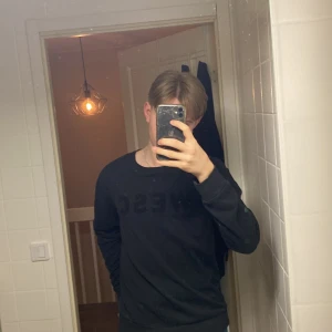 Wesc tröja passar medium - Snygg tröja med coolt tryck Bra skick o nästan aldrig använd