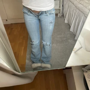 Lågmidjade jeans💗 - Lånade bilder! Köpta på Plick men var tyvärr för små. Säljer dessa jättesnygga lågmidjade bootcut jeans💗Midjemåttet är 36cm rakt över och innerbenslängden är 83cm, W26 L34. ❤️ Dragkedjan går att stänga men om man drar ned den helt så kan den hoppa ur.