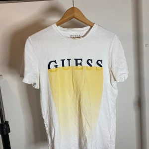 Guess t-shirt - T-shirt från guess Storlek XS Använt fåtal gånger