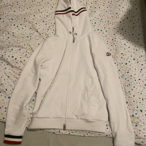 Helt ny Äkta moncler zip säljer för behöver pengar snabb  - Helt ny prisvärd råkade ta ut snörena när jag fick den och vet ej hur man fixar tillbaka punkt men dom kommer med om man vill. är även villig att byta om de skulle behövas😄