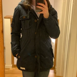 Odd Molly jacka - En jättesöt odd molly jacka i super fint skick! Funkar både som höst och vårjacka, har många fickor. Knappt använd men köpt för länge sedan. Skriv gärna vid frågor! :)
