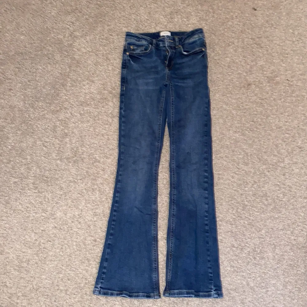 Skit snygga jeans från grunt, säljer pågrund av att de är för små. Ser väldigt blåa ut på bilden. Nypris: 650kr. Jeans & Byxor.