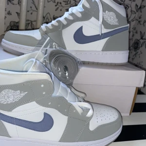 Jordan 1 - Helt nytt och har extra skor knyte.