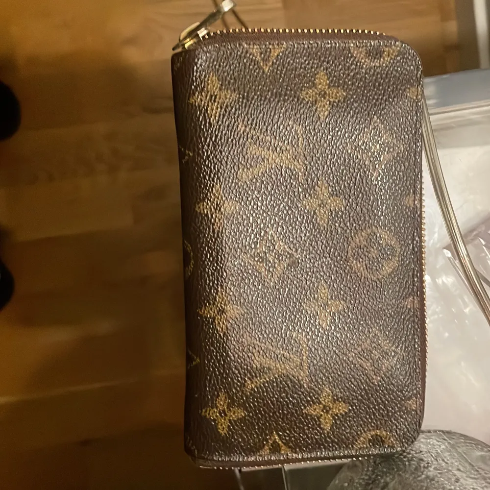 En jättefin, stor, äkta louis Vuitton plånbok! Köpt tillsammans med en väska men väskan är såld. Den är som ny! Nypris i butik kostar den 7800kr men är svår att få tag på. Säljer för 1200 men tar emot prisförslag!. Accessoarer.