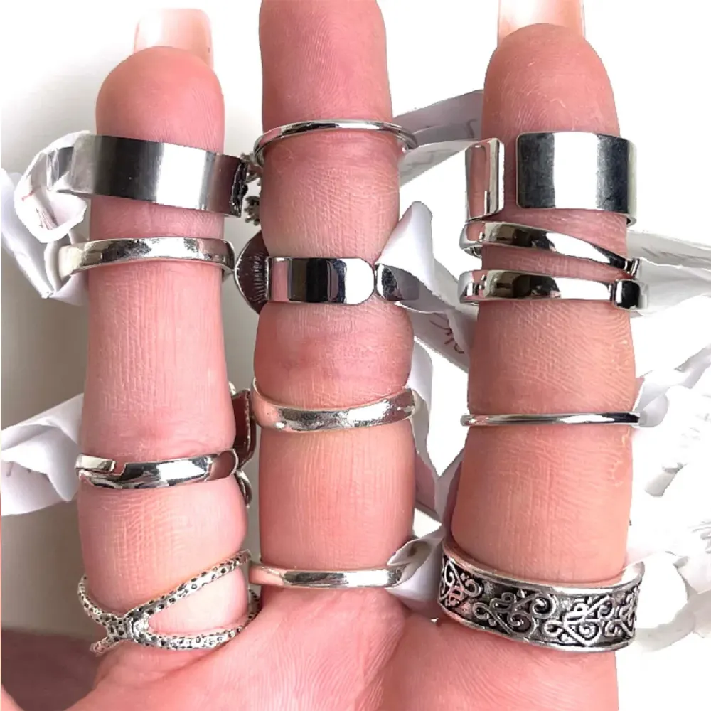 Säljer dessa super coola silvriga ringar! Helt nya, alltså inte använda! Frakt tillkommer 20kr❗️ Storlek och pris ser du på andra bilden!  STORLEKARNA STÅR I DIAMETER! . Accessoarer.