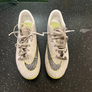 Fotbollsskor strl 43 - Bra skick och fungerar mycket bra. Storlek 43