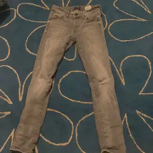 Hej säljer mina Gråa Jack and Jones jeans slim fit Glenn i storlek 27/30 säljer för att dom knappt kommer till användning/ för stora. Skriv till mig privat om fler bilder hälsningar Arvid 🙌
