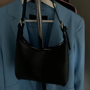 Väska  - Liten svart väska men du får ändå me dig de du behöver. Aldrig använd 