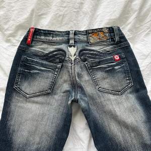 Vintage från M.K Jeans 💕skriv privat för bilder på! midja: 36cm o innerben: 81cm obs! Slitna hälar (se bild 3) 