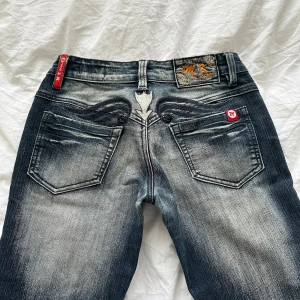 Lågmidjade bootcut jeans  - Vintage från M.K Jeans 💕skriv privat för bilder på! midja: 36cm o innerben: 81cm obs! Slitna hälar (se bild 3) 