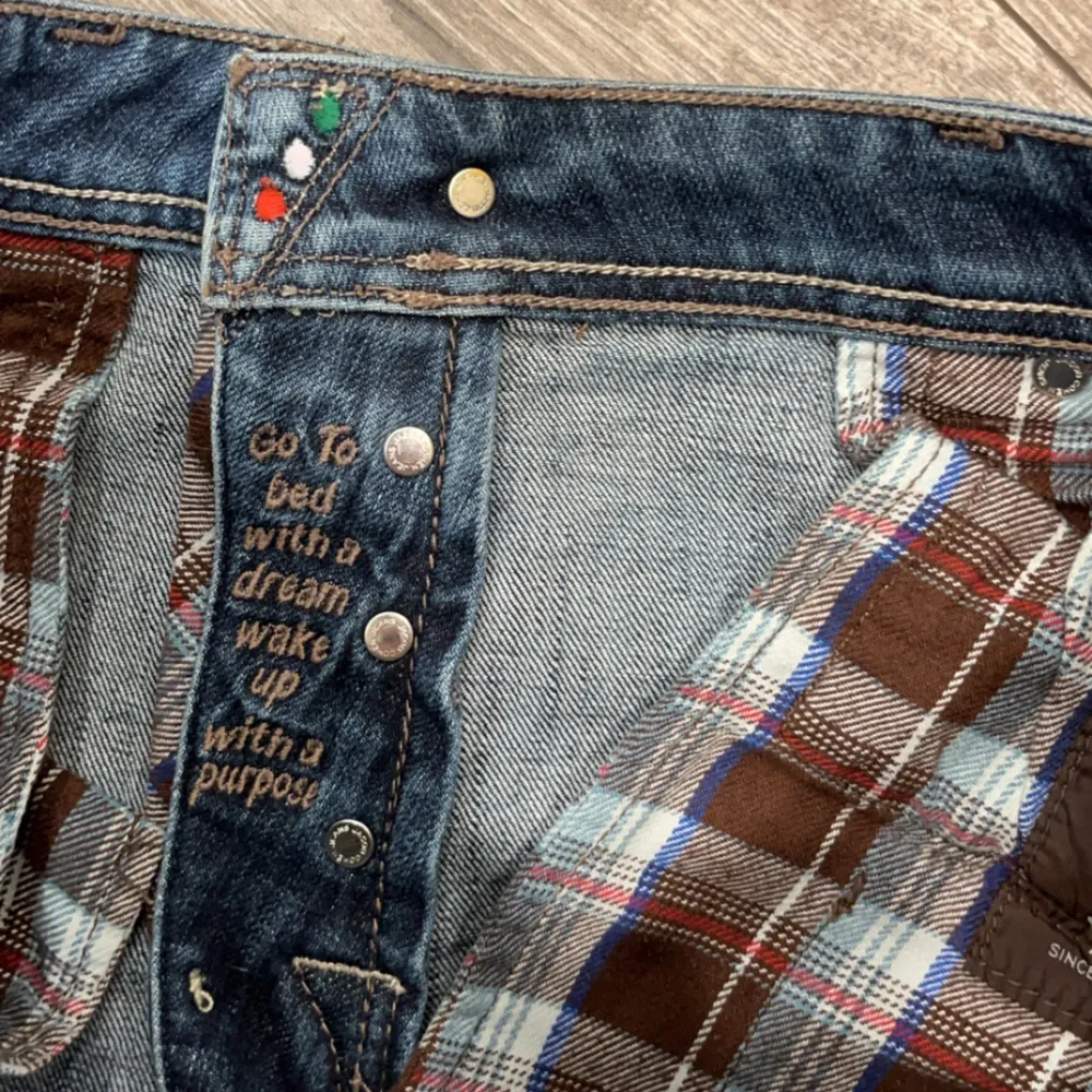 Jacob cohen jeans | Storlek 32/32 | Handgjorda i Italien med exclusivt material | Skick 9/10 inga defekter | Nypris: 5499kr, mitt pris: 1299kr | Modellen är 185cm och 80kg | Hör gärna av dig vid fler frågor! 😊. Jeans & Byxor.